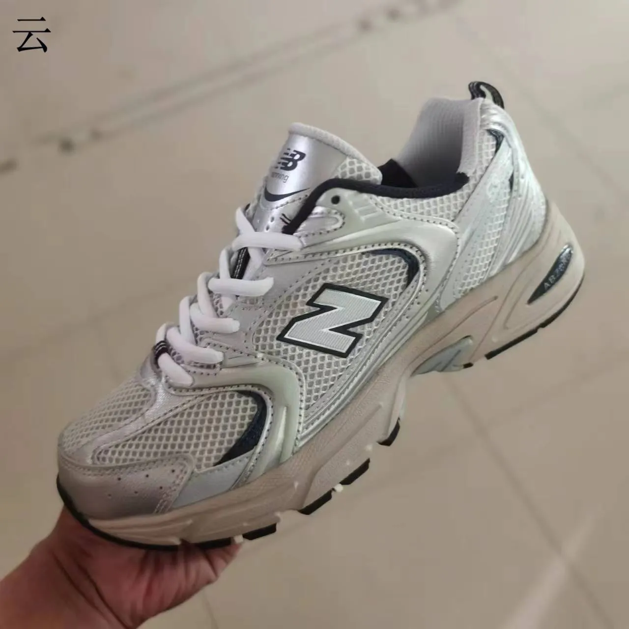 New Balance Tênis chunky pretos com sola prateada de malha e construção de superposição de materiais sintéticos 3