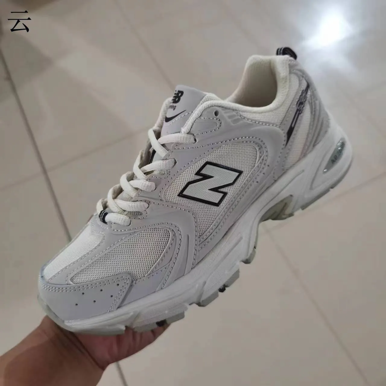 New Balance Tênis chunky pretos com sola prateada de malha e construção de superposição de materiais sintéticos 4
