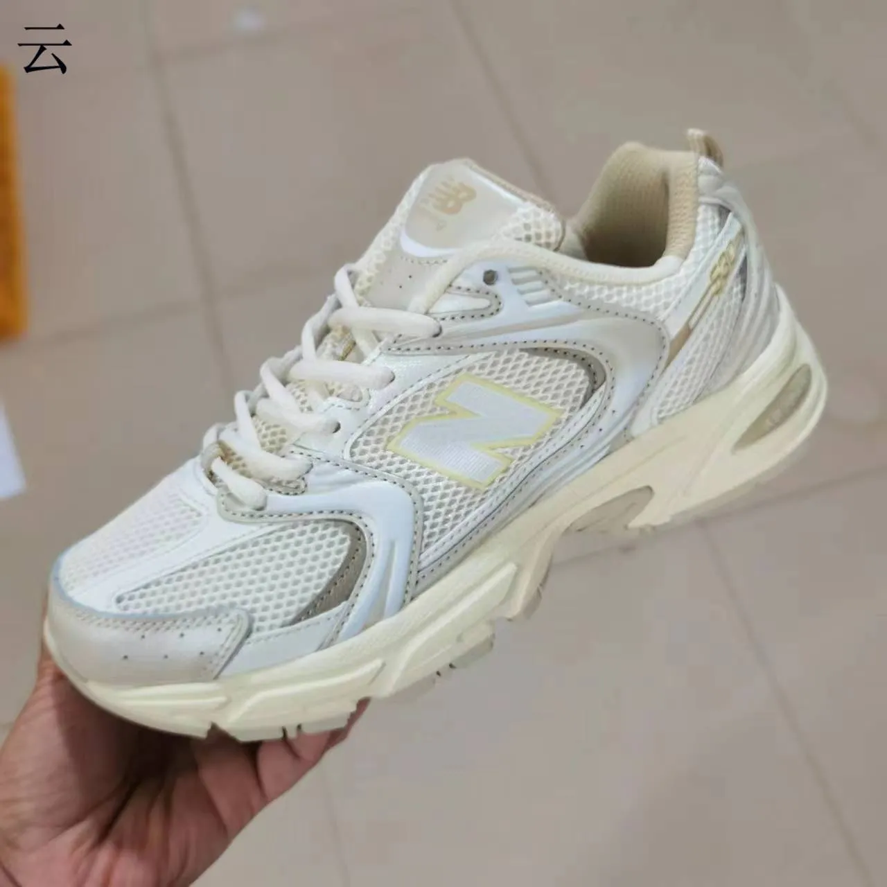 New Balance Tênis chunky pretos com sola prateada de malha e construção de superposição de materiais sintéticos 5