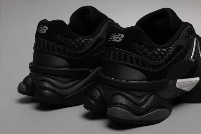 New Balance Chaussures Lifestyle Noir et Blanc Chunky Semelle Intermédiaire Couche Maille et Construction de Superposition Synthétique 2