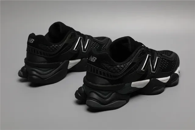 New Balance Chaussures Lifestyle Noir et Blanc Chunky Semelle Intermédiaire Couche Maille et Construction de Superposition Synthétique 3