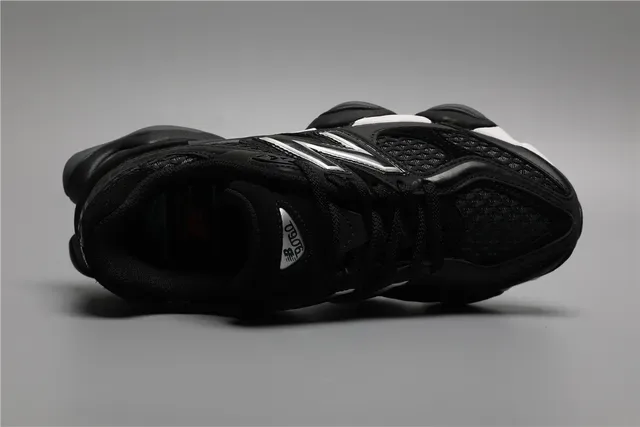 New Balance Chaussures Lifestyle Noir et Blanc Chunky Semelle Intermédiaire Couche Maille et Construction de Superposition Synthétique 7