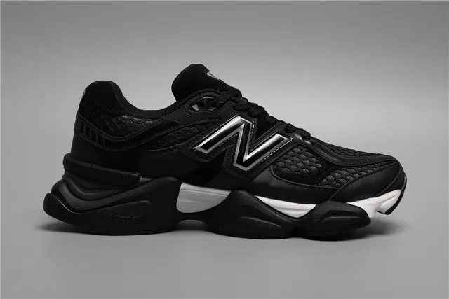New Balance Chaussures Lifestyle Noir et Blanc Chunky Semelle Intermédiaire Couche Maille et Construction de Superposition Synthétique 8