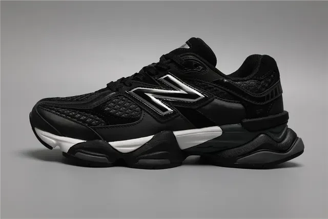 New Balance Chaussures Lifestyle Noir et Blanc Chunky Semelle Intermédiaire Couche Maille et Construction de Superposition Synthétique 9
