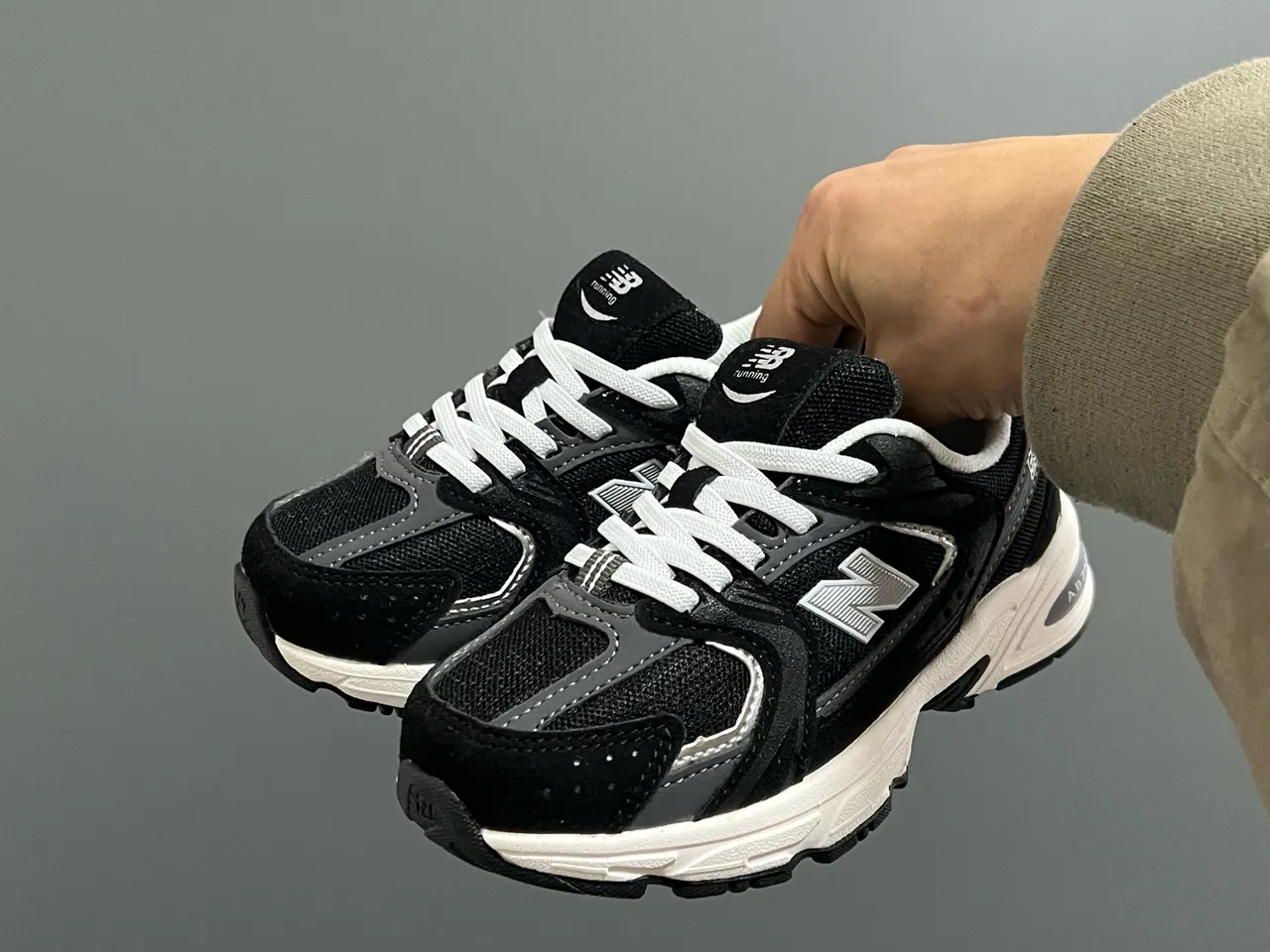 New Balance Gray Beige Midsole Multi-Panel Mesh-Suede Construction Chunky Sneakers 12
