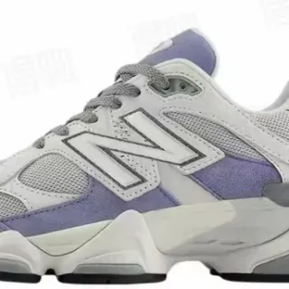 New Balance حذاء رياضي سميك رمادي وبنفسجي وسط منحوتة شبك و جلد أوفرلاي بناء