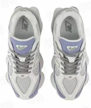 New Balance حذاء رياضي سميك رمادي وبنفسجي وسط منحوتة شبك و جلد أوفرلاي بناء 4