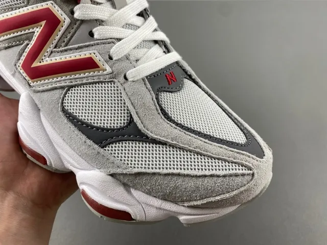 New Balance Gris et Rouge Semelle intermédiaire Maille et Daim surimpression Baskets Chunky 2