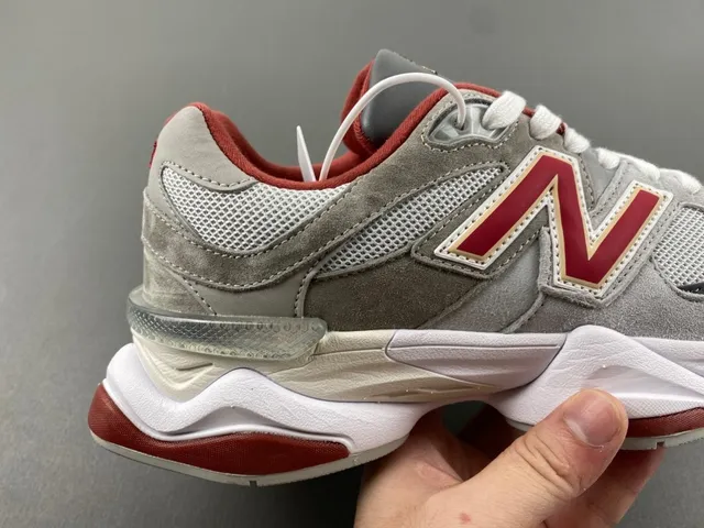 New Balance Gris et Rouge Semelle intermédiaire Maille et Daim surimpression Baskets Chunky 3