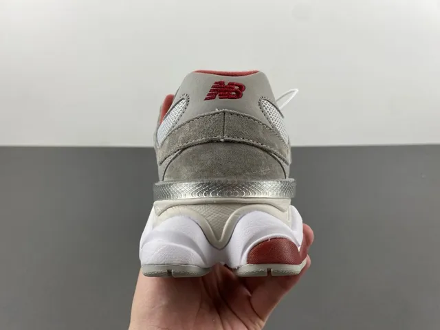 New Balance Gris et Rouge Semelle intermédiaire Maille et Daim surimpression Baskets Chunky 4