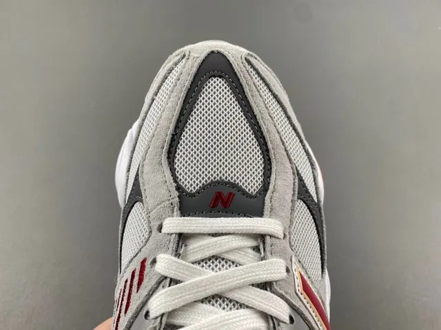 New Balance Gris et Rouge Semelle intermédiaire Maille et Daim surimpression Baskets Chunky 5