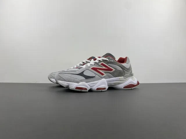 New Balance Gris et Rouge Semelle intermédiaire Maille et Daim surimpression Baskets Chunky 10