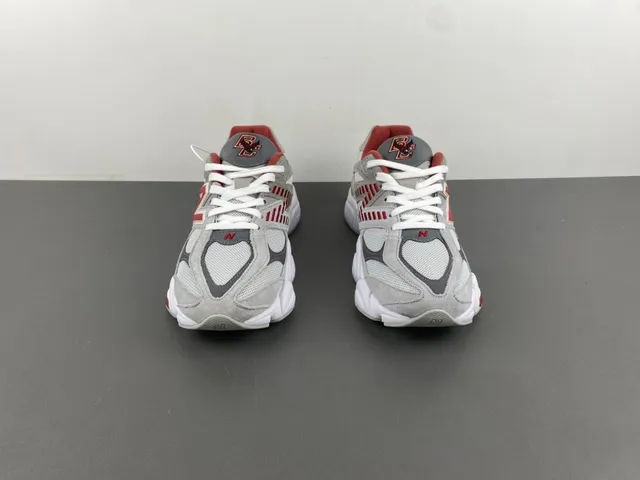 New Balance Gris et Rouge Semelle intermédiaire Maille et Daim surimpression Baskets Chunky 11