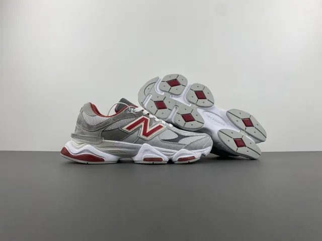 New Balance Gris et Rouge Semelle intermédiaire Maille et Daim surimpression Baskets Chunky 12