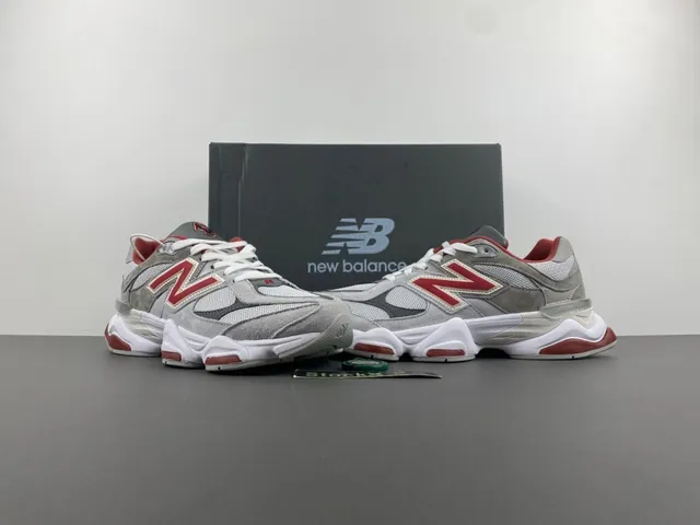 New Balance Gris et Rouge Semelle intermédiaire Maille et Daim surimpression Baskets Chunky 13