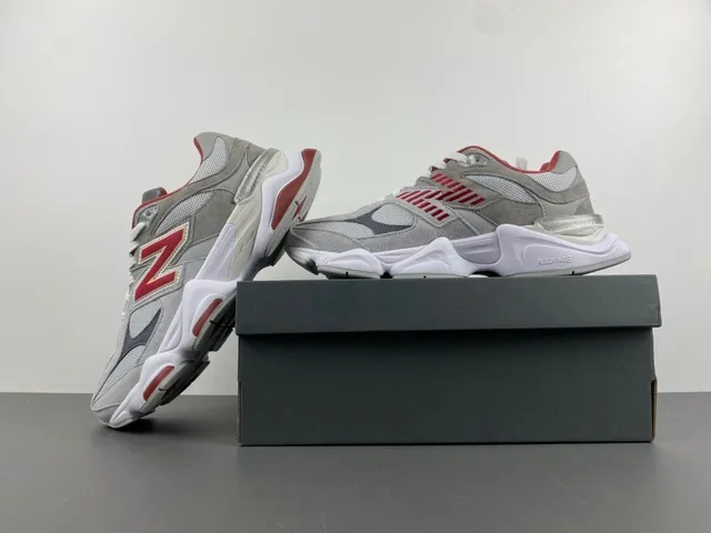 New Balance Gris et Rouge Semelle intermédiaire Maille et Daim surimpression Baskets Chunky 14