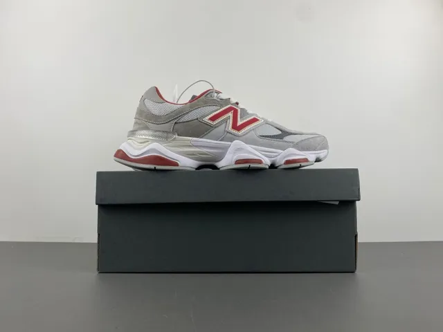 New Balance Gris et Rouge Semelle intermédiaire Maille et Daim surimpression Baskets Chunky 15