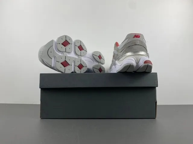 New Balance Gris et Rouge Semelle intermédiaire Maille et Daim surimpression Baskets Chunky 16