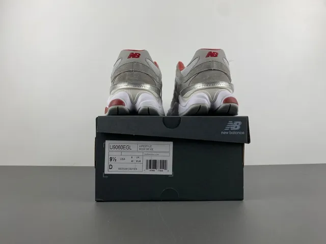 New Balance Gris et Rouge Semelle intermédiaire Maille et Daim surimpression Baskets Chunky 17