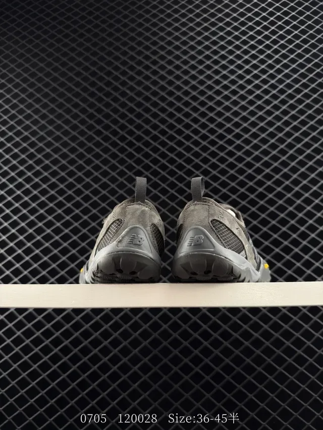 New Balance MTAD Series Gris Noir Minimaliste Maille Et Daim Sneakers Lifestyle 3