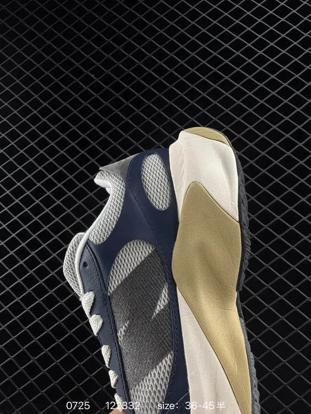 New Balance Warped Runner bleu marine et beige chaussures chunky 2