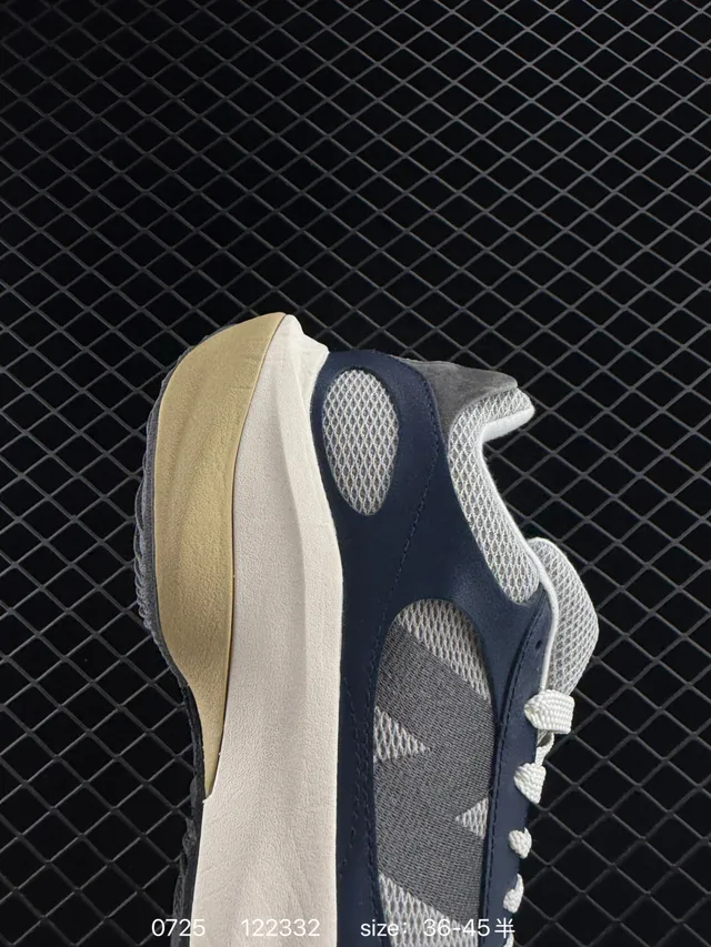 New Balance Warped Runner bleu marine et beige chaussures chunky 3