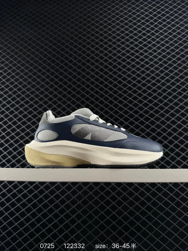 New Balance Warped Runner bleu marine et beige chaussures chunky 4