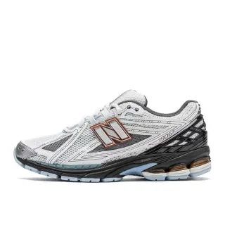 New Balance حذاء سباق أبيض ورمادي مع الجزء العلوي شبكي وصناعي هيكل TPU قفص