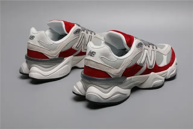 New Balance Blanc Rouge Sole Intermédiaire Épaisse Maille Et Daim Construction Par Superposition Chaussures Lifestyle 3