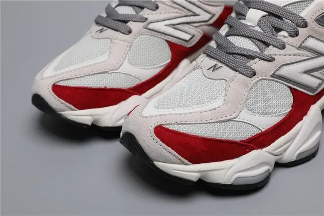 New Balance Blanc Rouge Sole Intermédiaire Épaisse Maille Et Daim Construction Par Superposition Chaussures Lifestyle 4
