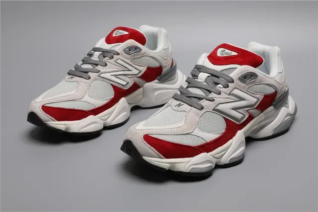 New Balance Blanc Rouge Sole Intermédiaire Épaisse Maille Et Daim Construction Par Superposition Chaussures Lifestyle 5