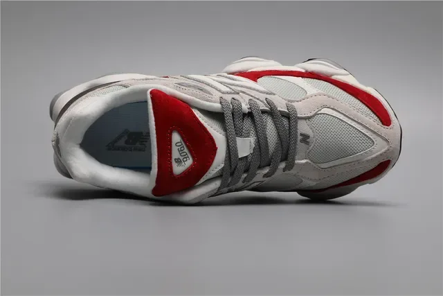New Balance Blanc Rouge Sole Intermédiaire Épaisse Maille Et Daim Construction Par Superposition Chaussures Lifestyle 7