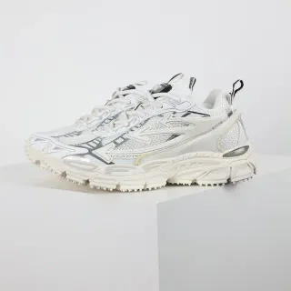 New Balance أبيض فضي حذاء رياضي سميك قاعدة متعددة الطبقات مكونة من شبكة ومواد اصطناعية