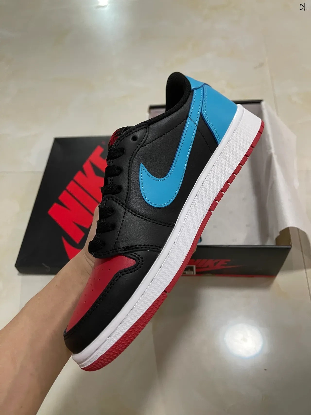 Nike Air Jordan 1 Low Noir Cyan Rouge Sneakers Lifestyle 4