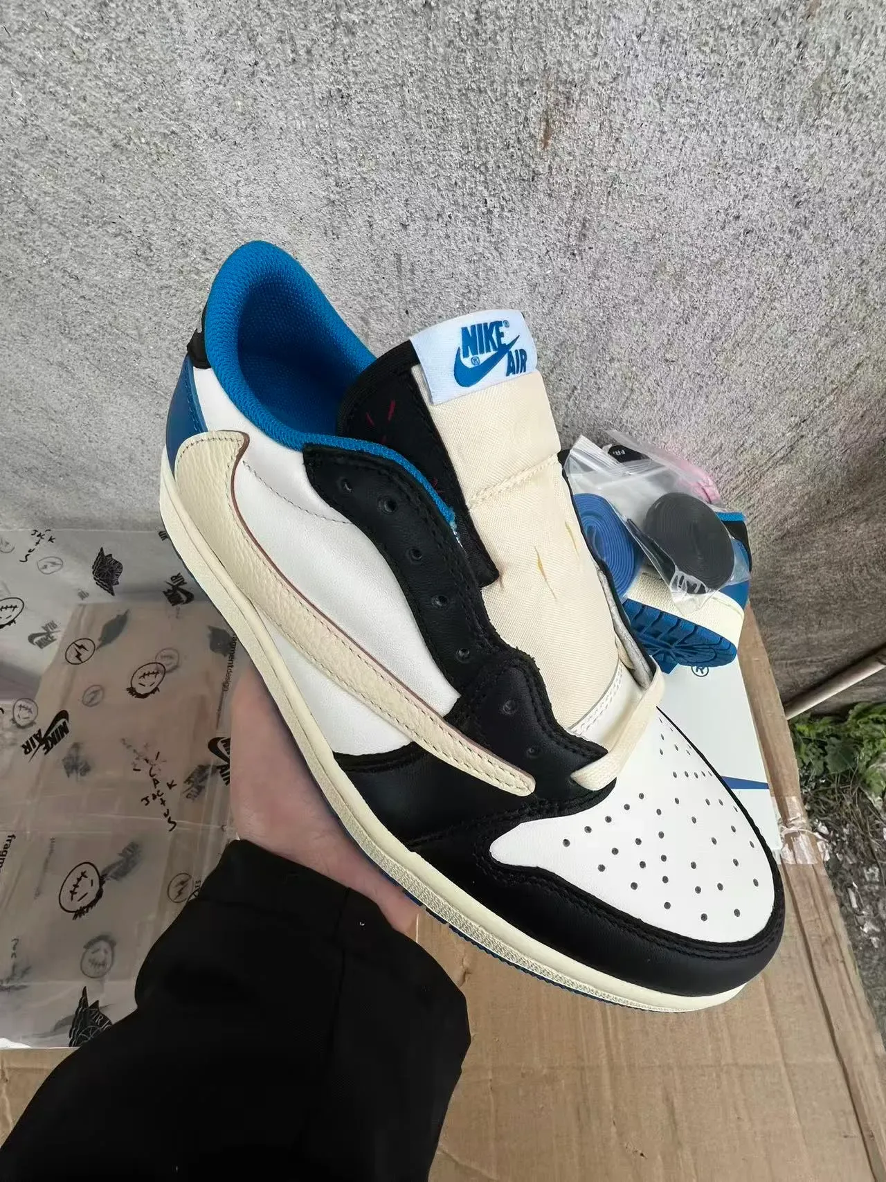 Nike Air Jordan 1 Low Crème Noir Bleu Royal Sneakers Lifestyle 2