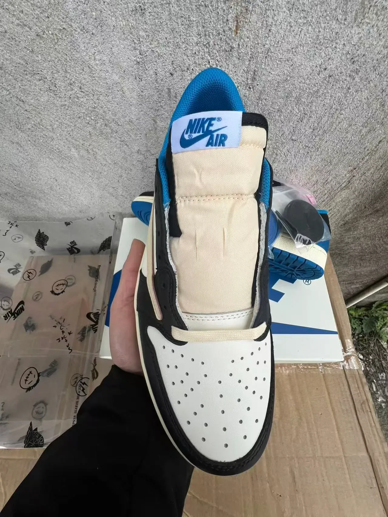 Nike Air Jordan 1 Low Crème Noir Bleu Royal Sneakers Lifestyle 3