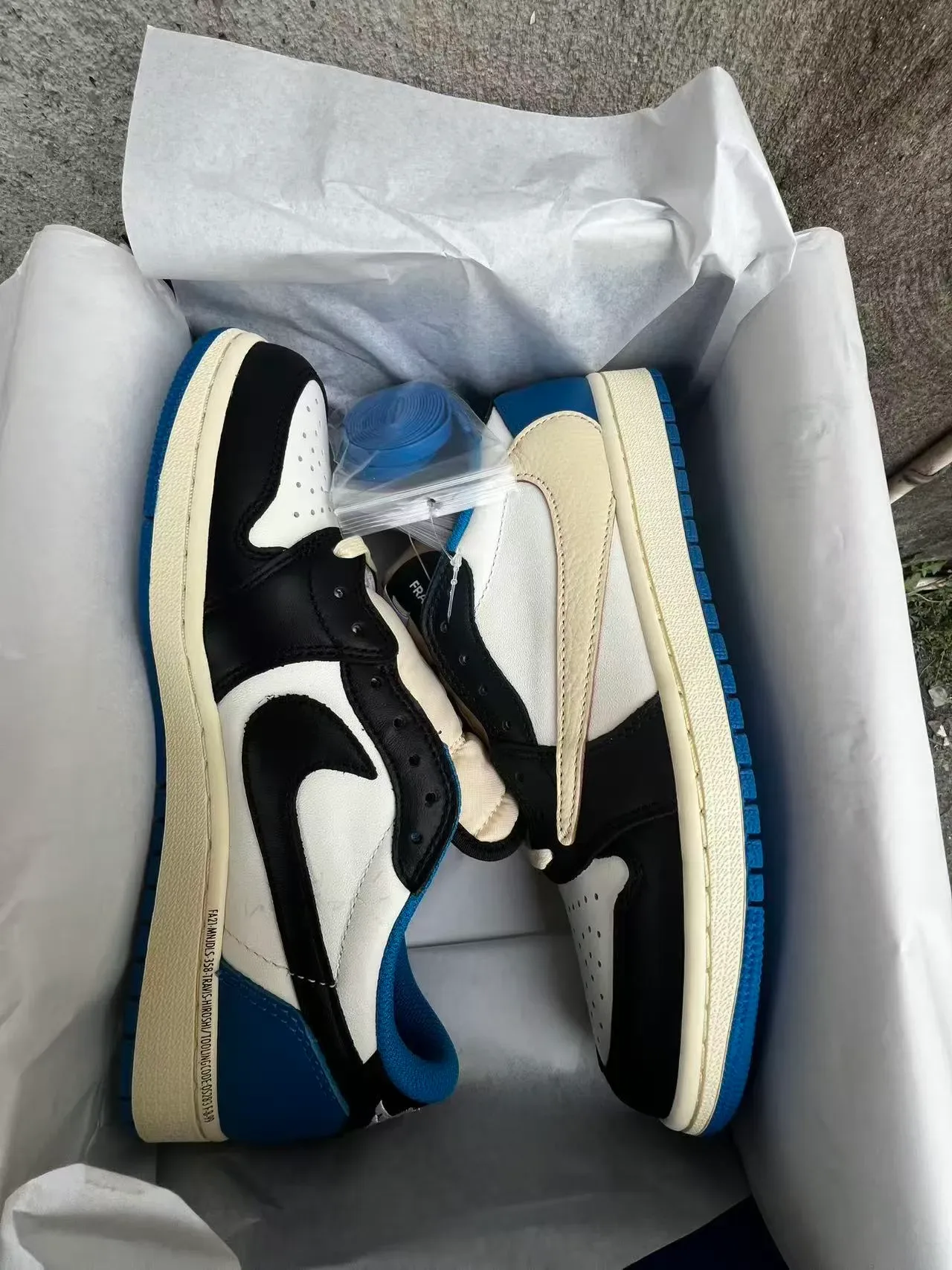 Nike Air Jordan 1 Low Crème Noir Bleu Royal Sneakers Lifestyle 8