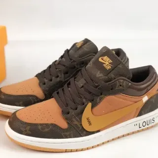 Nike Air Jordan 1 Low Monogram Marrom Bege Dourado Tênis Lifestyle