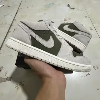 Nike Air Jordan 1 Low 橄榄绿和浅灰生活方式运动鞋
