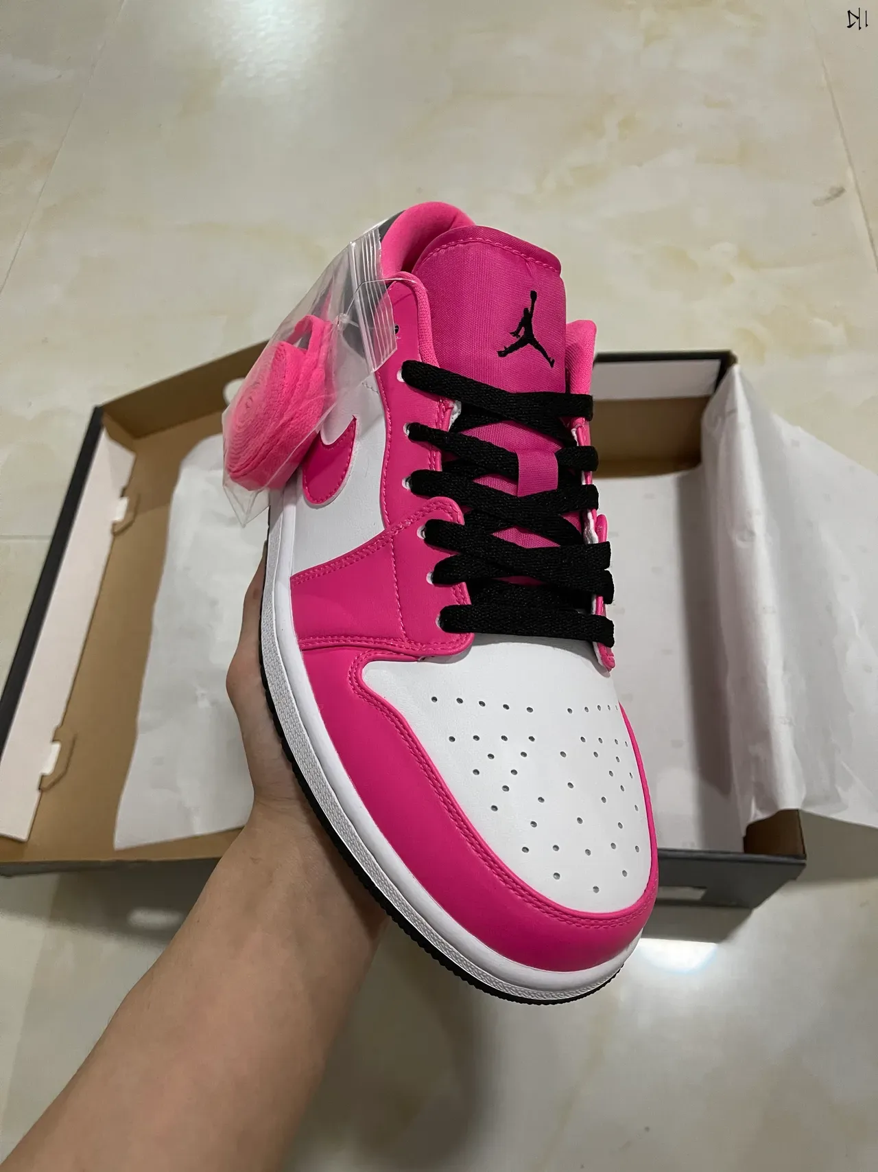 Nike Air Jordan 1 Low Tênis Lifestyle Rosa e Branco 2