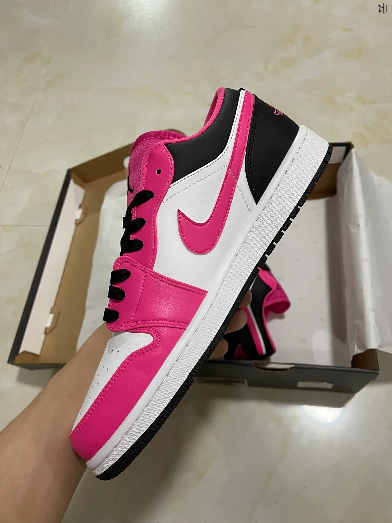 Nike Air Jordan 1 Low Tênis Lifestyle Rosa e Branco 4