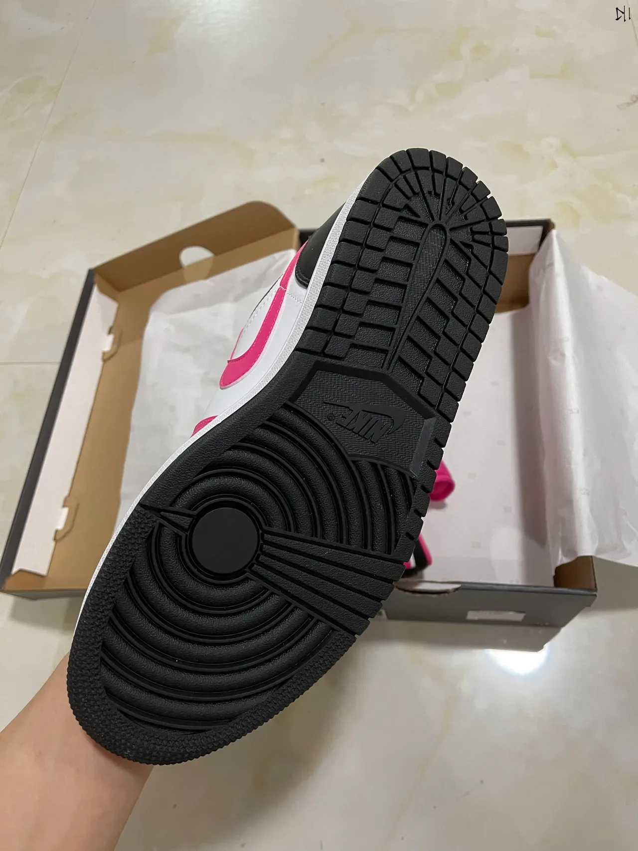 Nike Air Jordan 1 Low Tênis Lifestyle Rosa e Branco 5