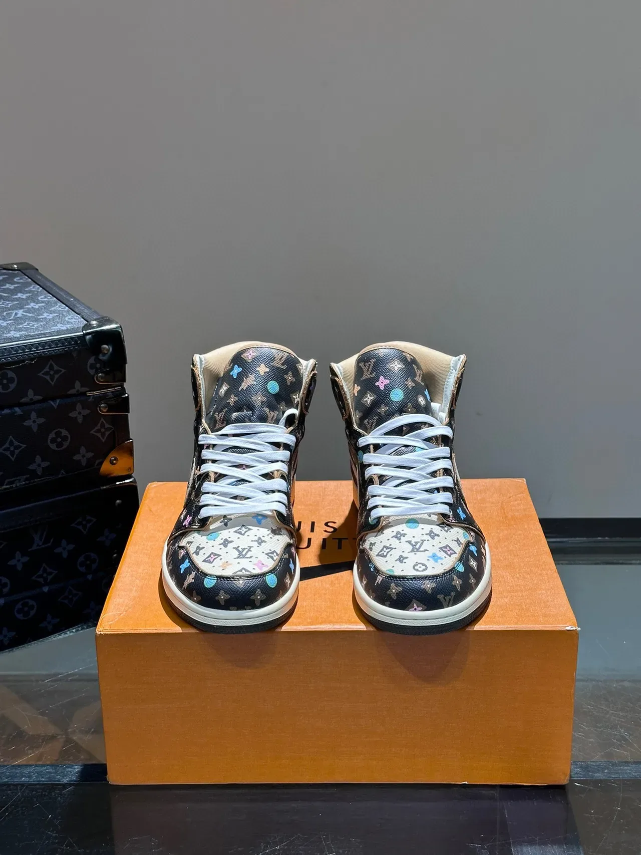 Nike Air Jordan 1 Monogram Print High-Top Tênis de Basquete 2