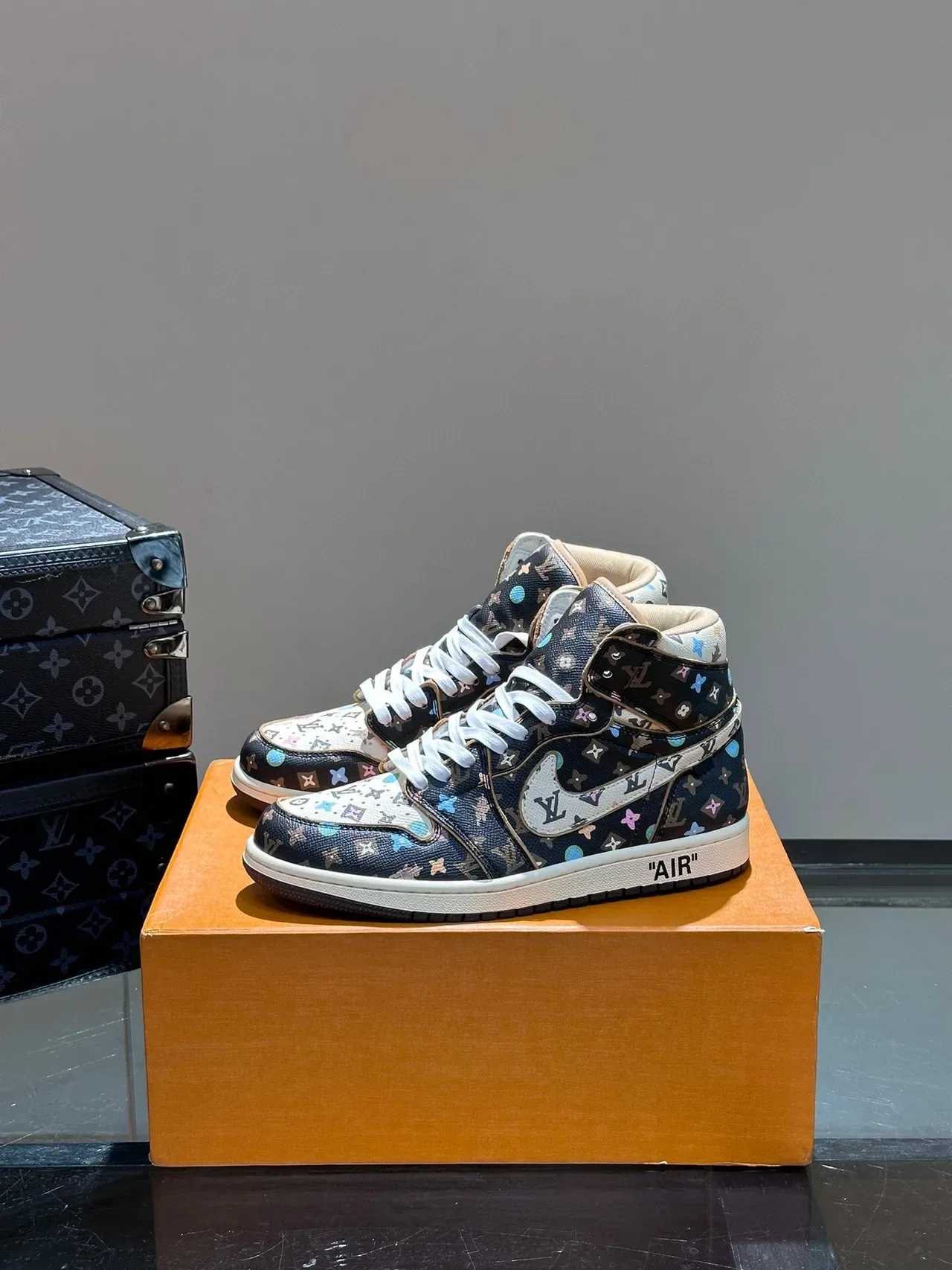 Nike Air Jordan 1 Monogram Print High-Top Tênis de Basquete 3