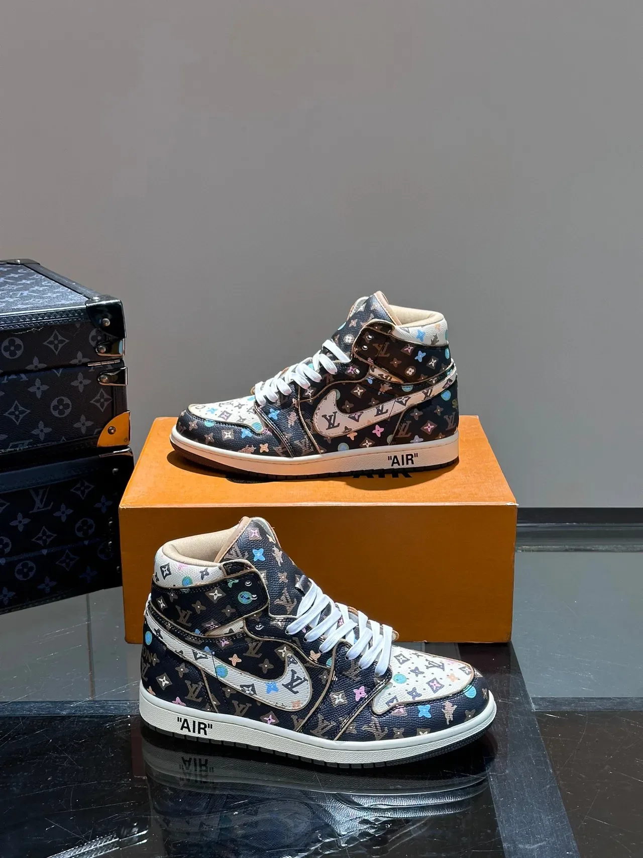 Nike Air Jordan 1 Monogram Print High-Top Tênis de Basquete 4