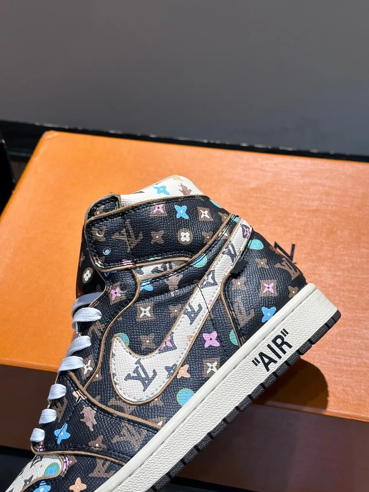 Nike Air Jordan 1 Monogram Print High-Top Tênis de Basquete 7