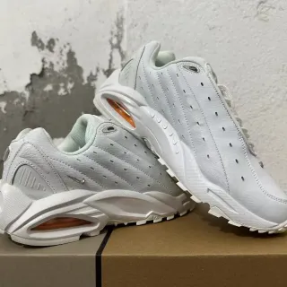 Nike Air Max 180 सफेद नारंगी छिद्रित चमड़े का लाइफस्टाइल स्नीकर