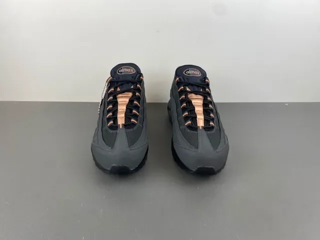 Nike Air Max 95 Gray Beige Quilted Upper Visible Cushioning Lifestyle Sneakers 12
