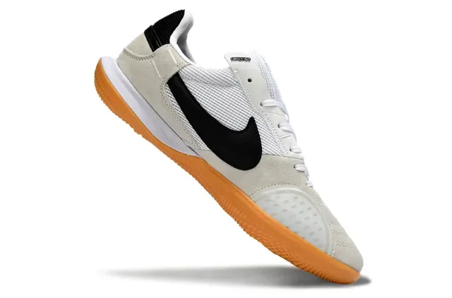 Nike Chuteiras de futebol indoor bege e preto low-top camurça e malha 2