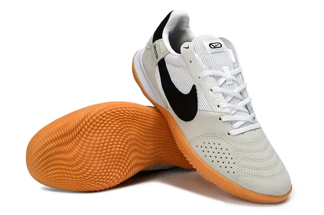 Nike Chuteiras de futebol indoor bege e preto low-top camurça e malha 4